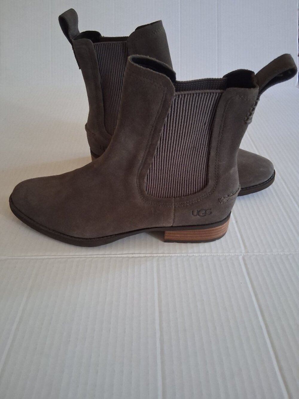 UGG Hillhurst II Waterproof Suede Chelsea Boots Size 7